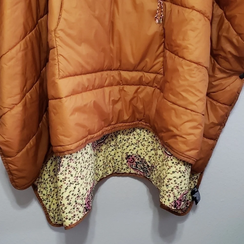 COPY - Nwot FP WE THE FREE ORANGE TRAVELING BAND QUILTED OVERSIZE PONCHO CAPE. - Picture 6 of 14